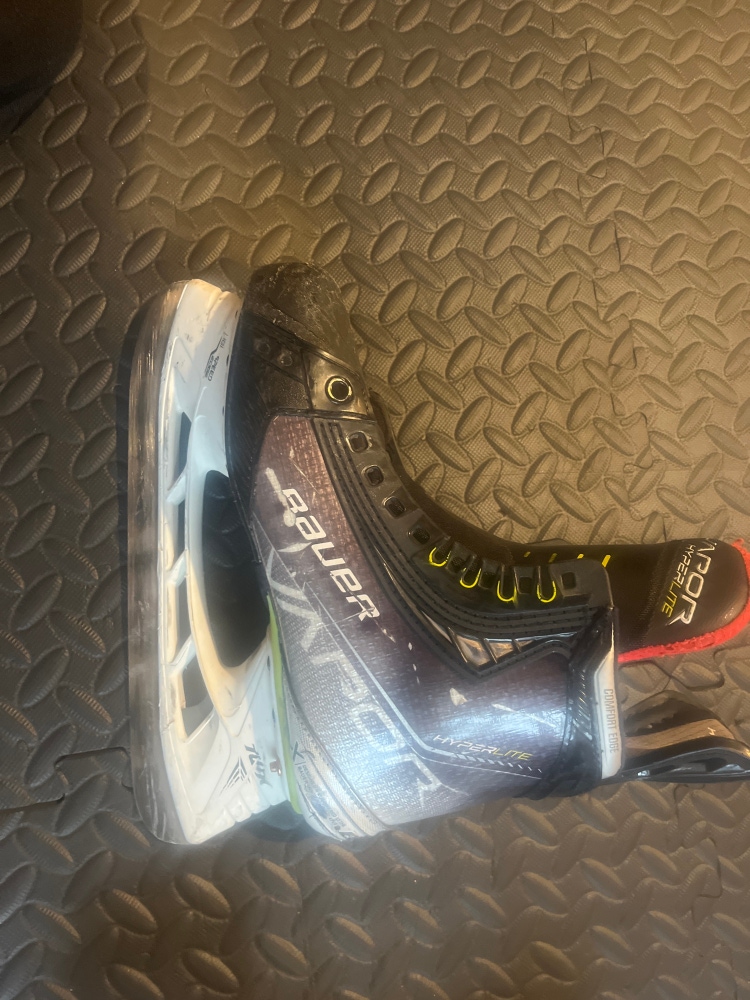 Used Bauer Regular Width  Size 5 Vapor Hyperlite Hockey Skates