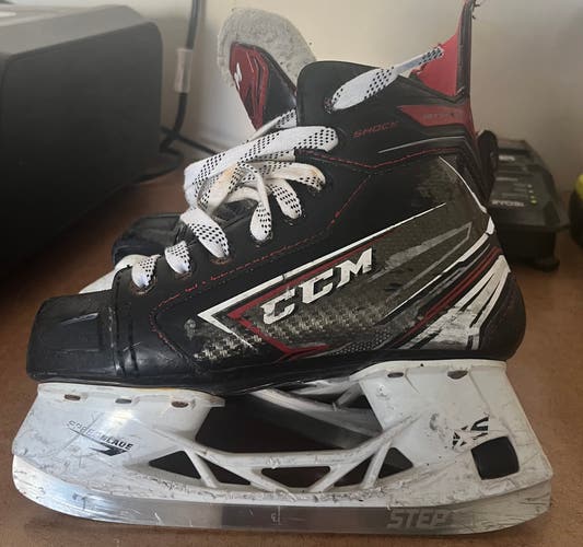 Used CCM Regular Width Size 2.5 JetSpeed Shock Hockey Skates