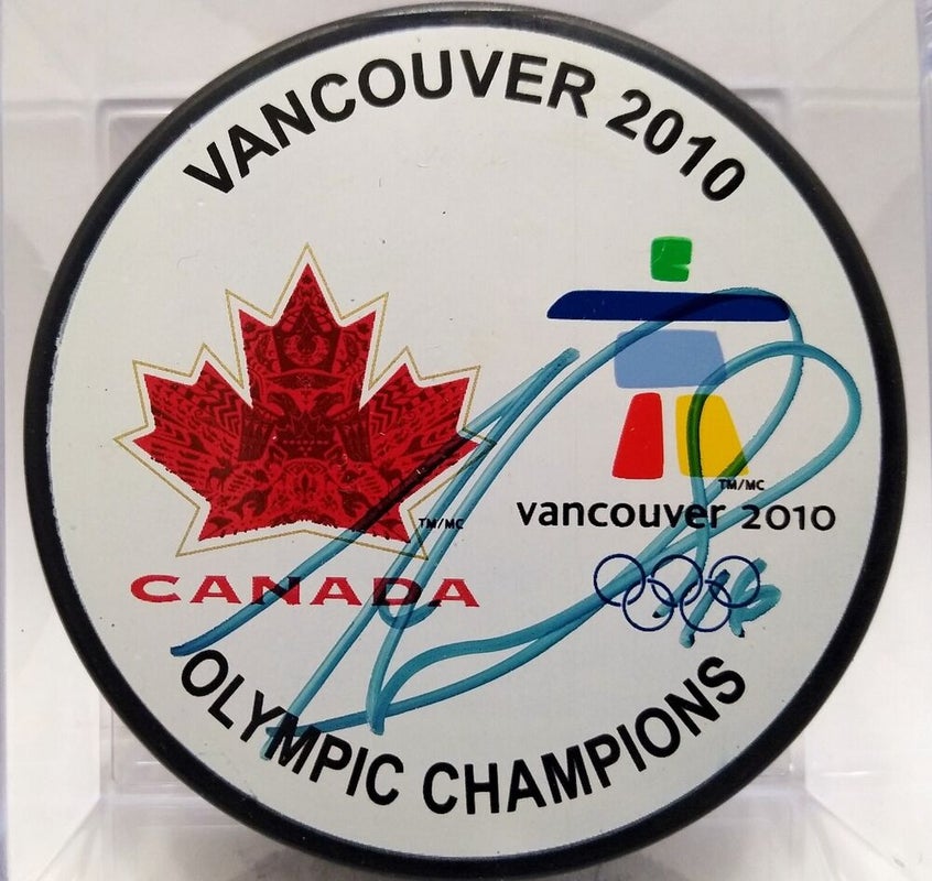 JONATHAN TOEWS Signed Team Canada 2010 Vancouver Oympics Champions Hockey Puck