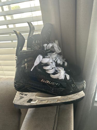 Used Bauer  Size 9 Supreme Mach Hockey Skates