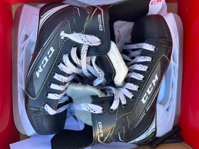 Used CCM Regular Width   Size 3 Tacks 9040 Hockey Skates