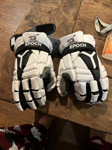 Epoch Calgary Roughnecks Gloves