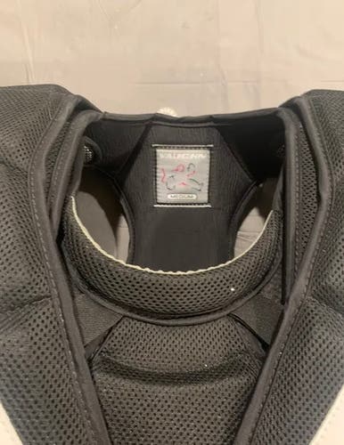 New Medium Vaughn V9 Pro Carbon Goalie Chest Protector