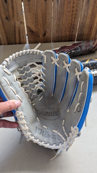 New Wilson Right Hand Throw Outfield A2000 Baseball Glove 12.25"