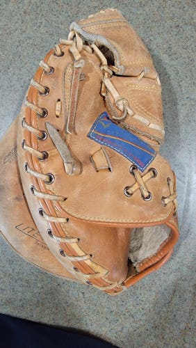 Used Mizuno Left Hand Throw Catcher's Mt1060 Baseball Glove 32"