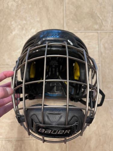 Used Medium Bauer  Re-Akt 200 Helmet