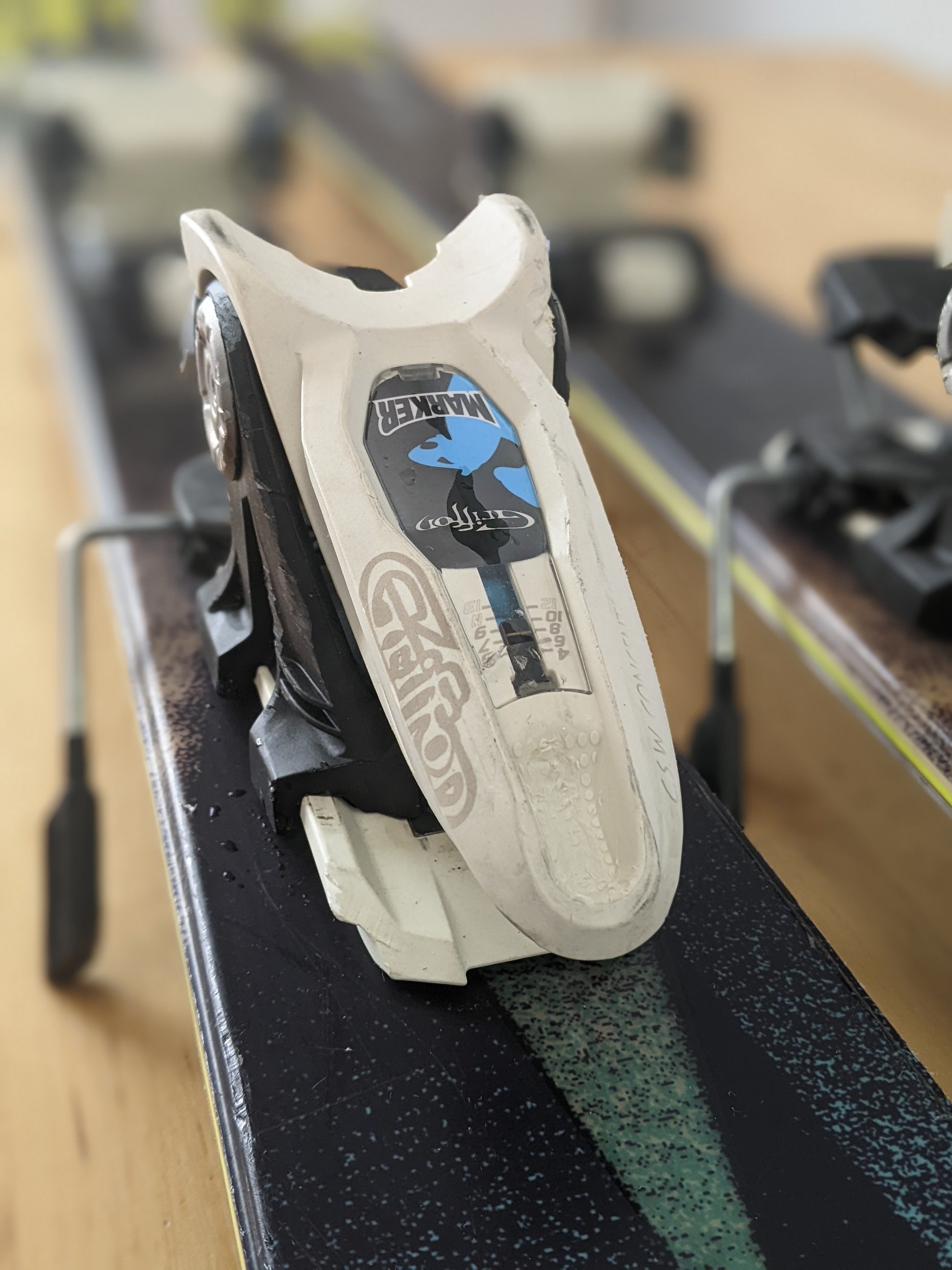 スキー atomic punx 170 griffon marker atomic punx 170 griffon marker ロシニョールCX80 白170cm スキー