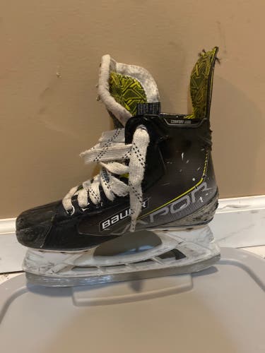 Junior Bauer Regular Width Size 3.5 Vapor 3X Hockey Skates