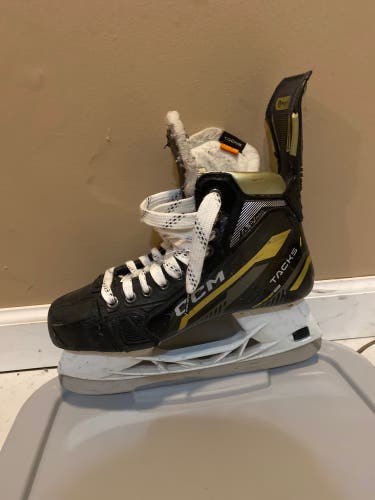 Senior CCM Regular Width Size 7 AS-V Pro Hockey Skates