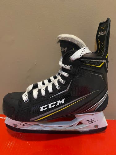 Junior CCM Regular Width Size 4.5 Tacks Classic Pro Hockey Skates