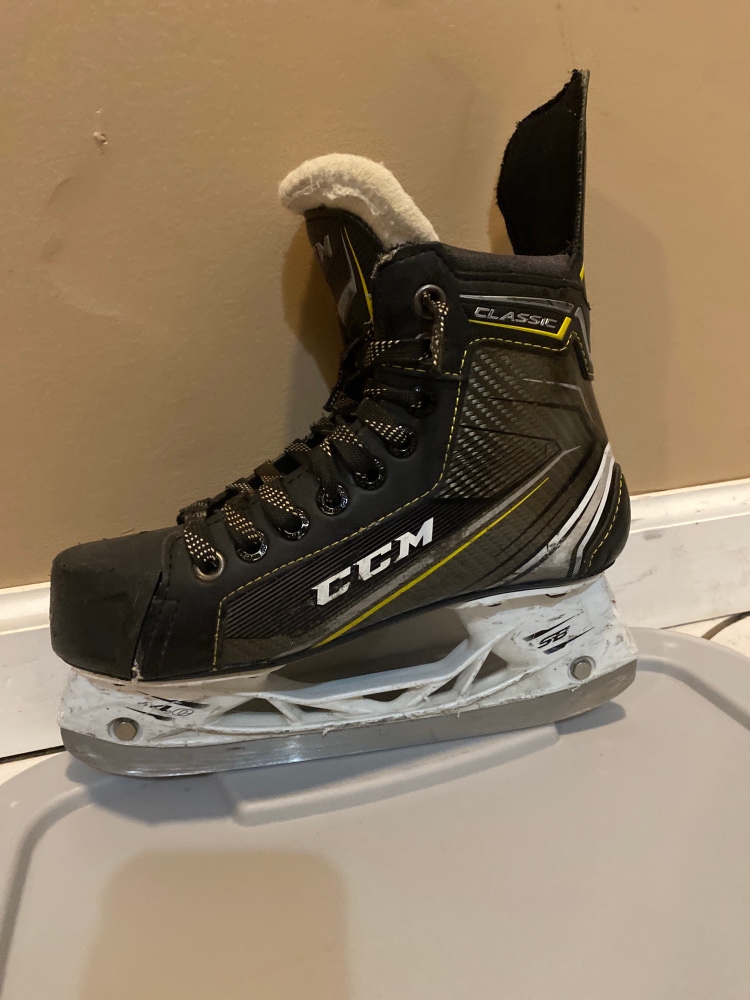 Junior CCM Regular Width Size 3.5 Tacks Classic 9060 Hockey Skates