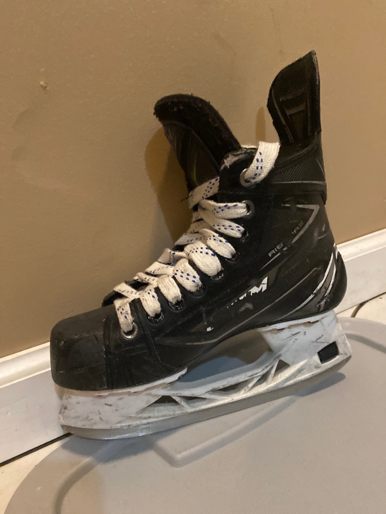 Junior CCM Regular Width Size 2.5 RibCor MaxxPro Hockey Skates
