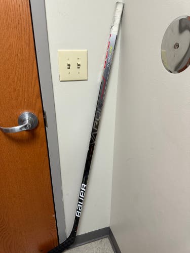 Intermediate Right Handed P28  Vapor Hyperlite Hockey Stick