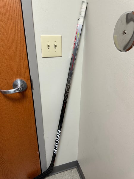 Intermediate Right Handed P28 Vapor Hyperlite Hockey Stick