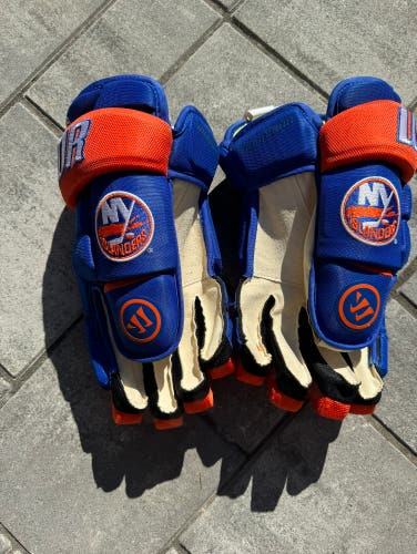 Men’s NY Islanders Warrior 15” hockey gloves