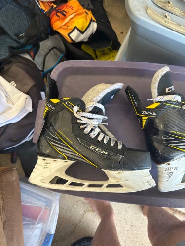 Used CCM Regular Width  Pro Stock Size 8.5 Super Tacks Hockey Skates