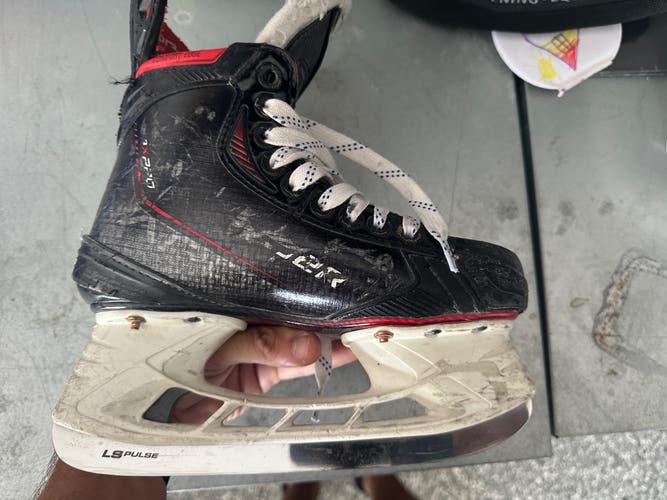 Bauer Regular Width  Size 2 Vapor 3X Pro Hockey Skates With Box