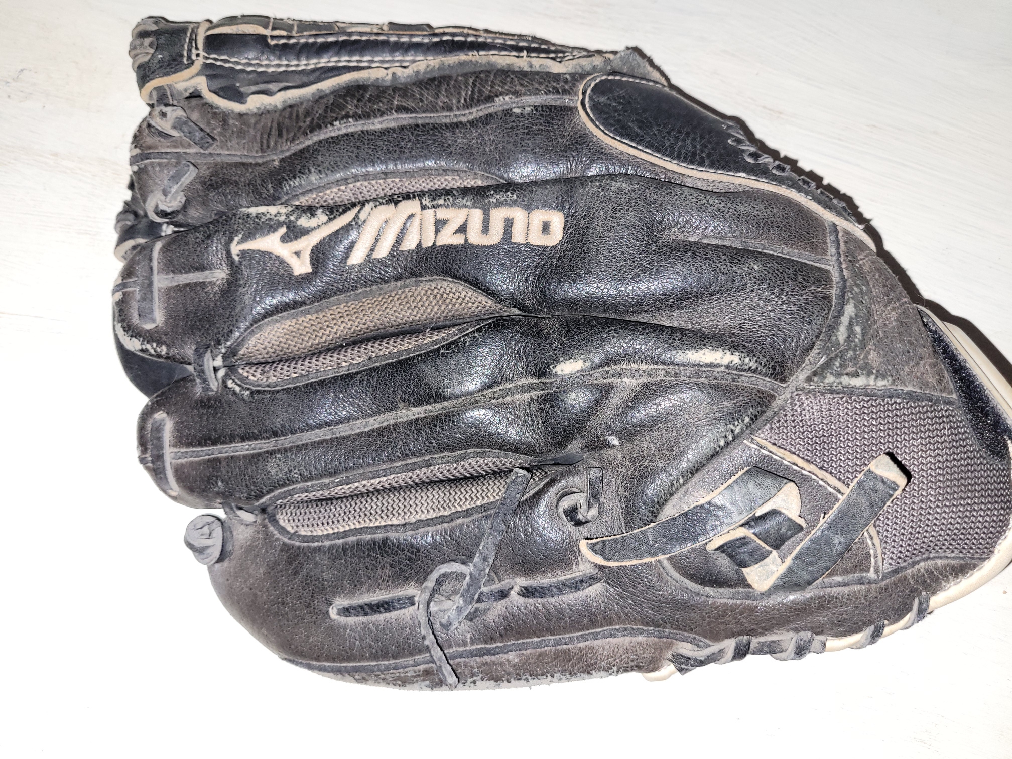 Used Mizuno Right Hand Throw Outfield Softball Glove 14"