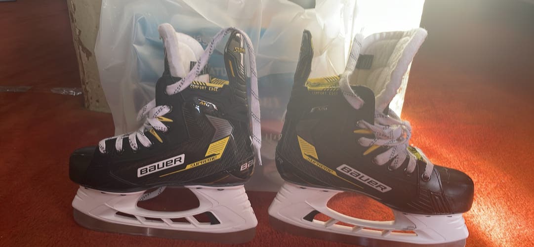 New Bauer Regular Width Size 2.5 Supreme Hockey Skates