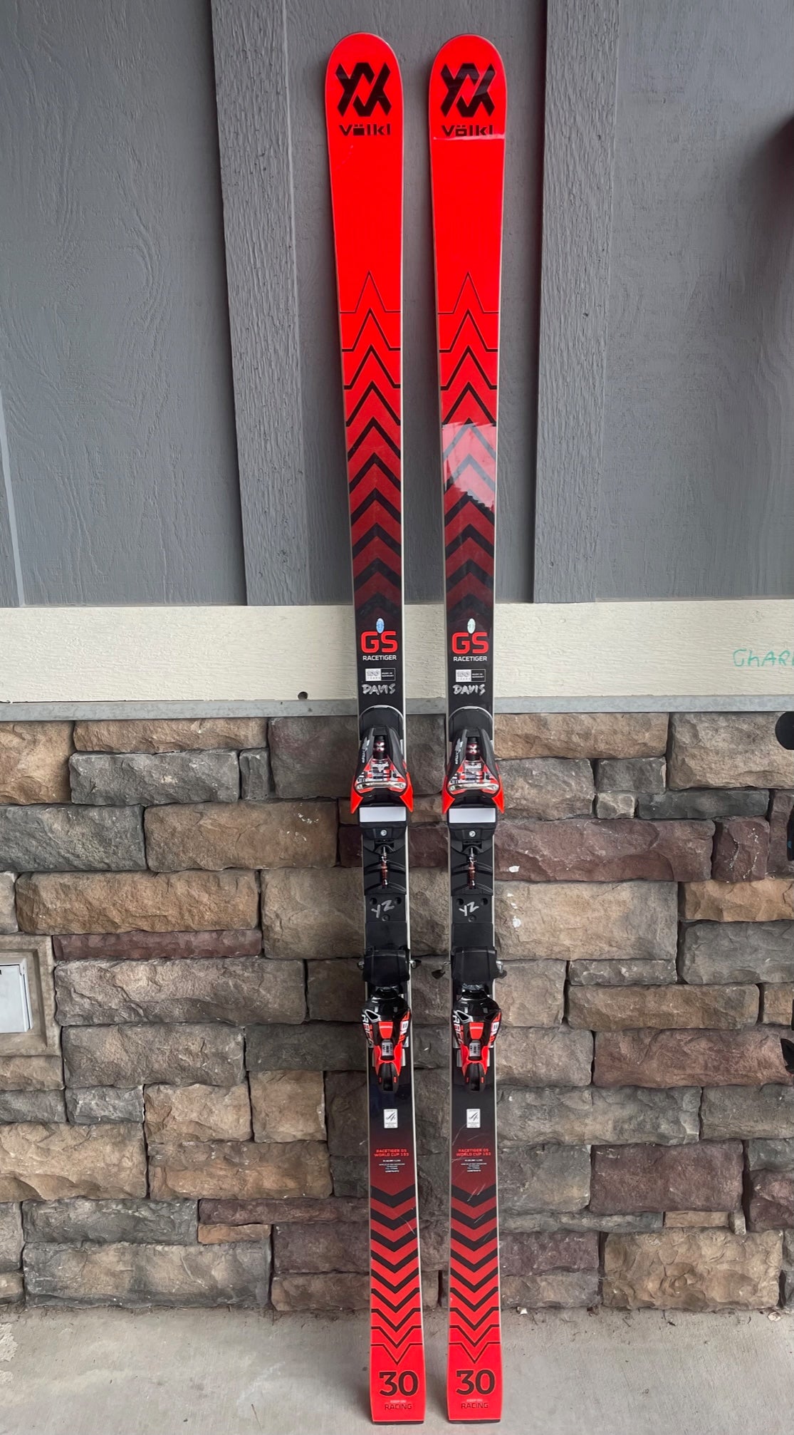 Used Men's 2023 Volkl 165 cm Racing Racetiger SL Skis With