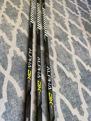 Warrior Alpha DX Pro Team (3-pack), W28, RH, Sr 65/75 flex Hockey Sticks