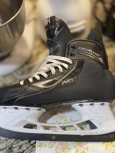 Senior Used True Pro Custom Hockey Skates Size 8.5