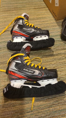 Junior Used Bauer Vapor X2.9 Hockey Goalie Skates Regular Width Size 2.5