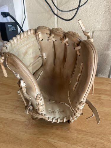 Pitcher's 11.75" Signiture Series Baseball Glove