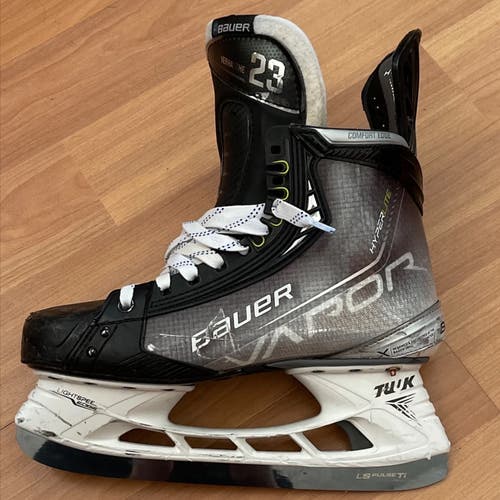 Used Bauer Regular Width  Pro Stock Size 9 Vapor Hyperlite Hockey Skates