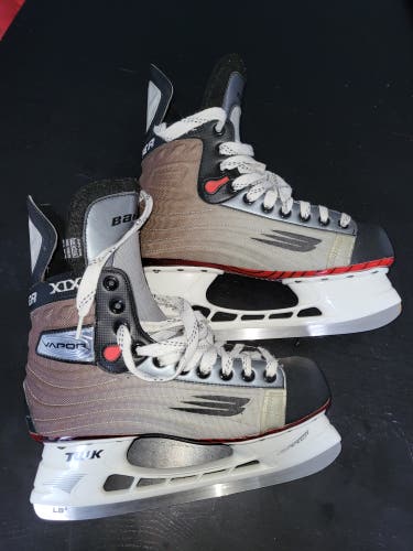 Senior Used Bauer Vapor XIX Hockey Skates Extra Wide Width Size 9.5