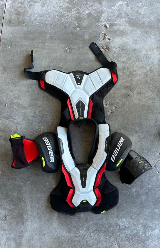 Used Medium Bauer Pro Stock Vapor Shoulder Pads