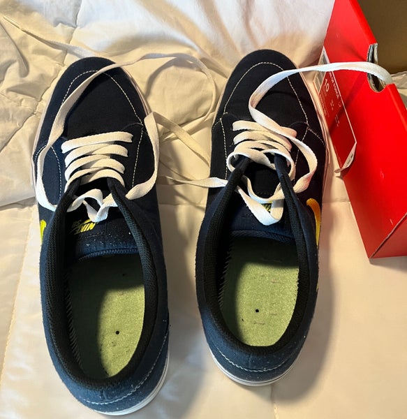 Adult Size 11 (Women's 12) Nike