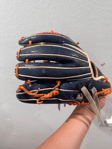 Used 2021 Wilson Right Hand Throw Infield A2000 Baseball Glove 11.5"