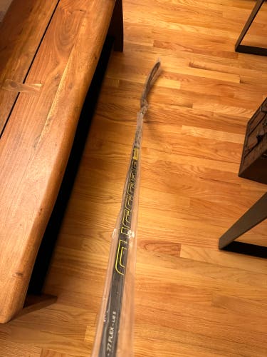 Senior Left Hand P28  Supreme 2S Pro Hockey Stick