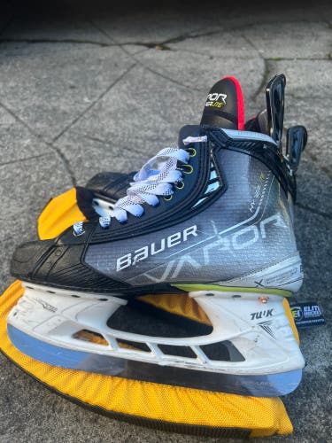 Bauer 6.5 Vapor Hyperlite Hockey Skates Like New