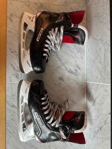 Practically New Bauer Extra Wide Width  Size 8 Vapor X600 Hockey Skates