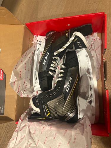New CCM Regular Width Size 11 Tacks 9060 Hockey Skates