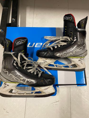 Used Bauer Regular Width  Size 8.5 Vapor Hyperlite Hockey Skates