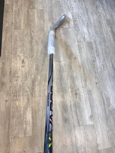 Intermediate Right Hand P28  Vapor Hyperlite 2 Hockey Stick
