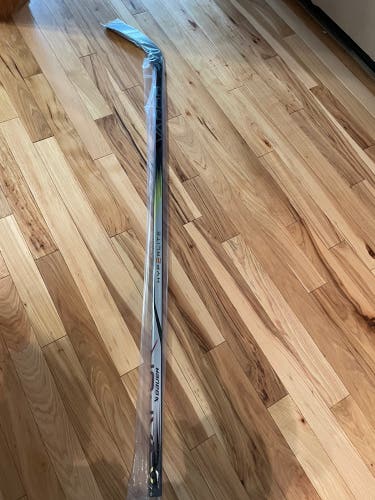 Senior Right Handed P28 Pro Stock Vapor Hyp2rlite Hockey Stick