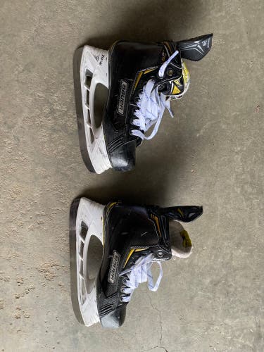Junior Bauer Size 4 Supreme 2S Hockey Skates