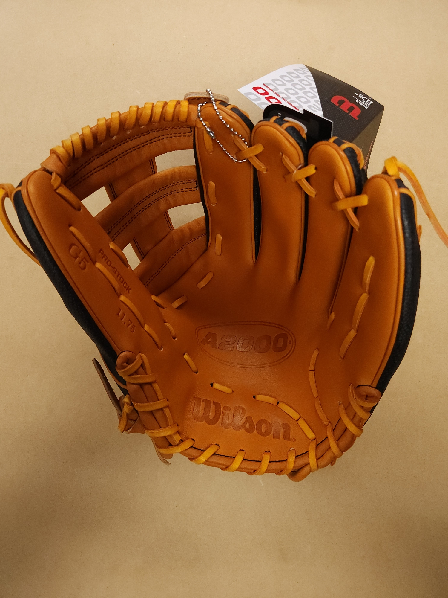 New Wilson October 2021 GOTM Right Hand Throw Infield A2000 Baseball Glove 11.75"