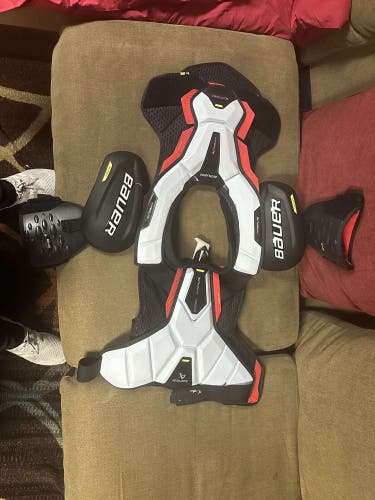 Used Large Bauer Vapor Hyperlite Shoulder Pads