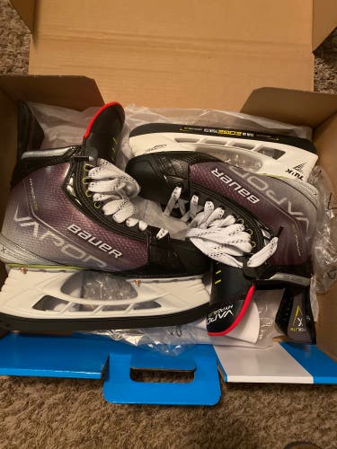 New Bauer Regular Width  Size 9 Vapor Hyperlite Hockey Skates