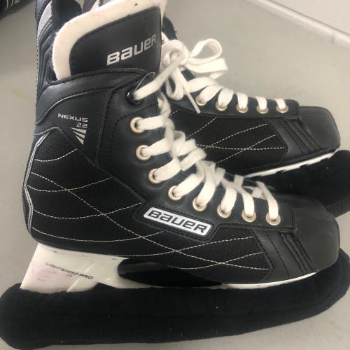 Bauer Nexus 22 size 6 hockey skates (with guards)