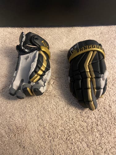 Vancouver Warriors Team Issued True Temper Gloves