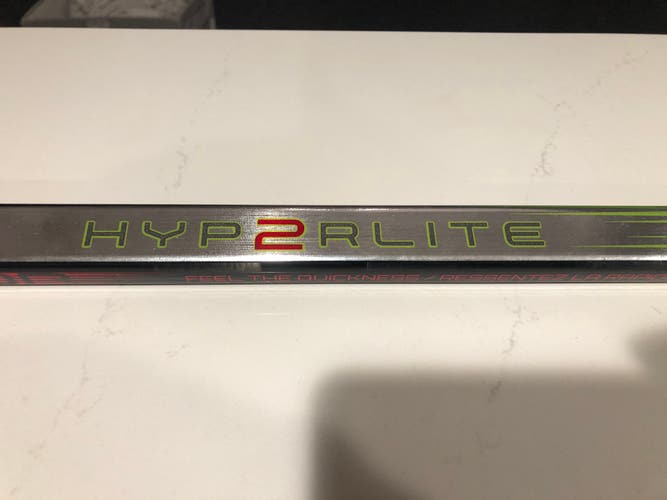 Intermediate Right Handed P28  Vapor Hyperlite Hockey Stick