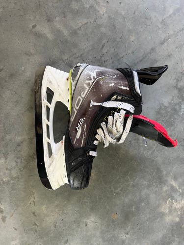 Used Bauer Regular Width   Size 5.5 Vapor Hyperlite Hockey Skates