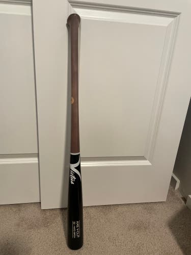 Wood   32" V-Cut Bat
