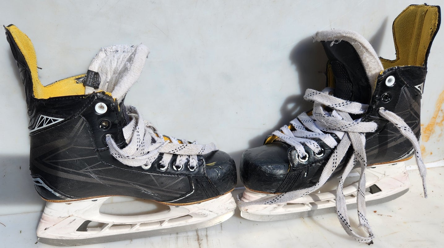 Youth Used Bauer Supreme Hockey Skates Regular Width Size 5.5